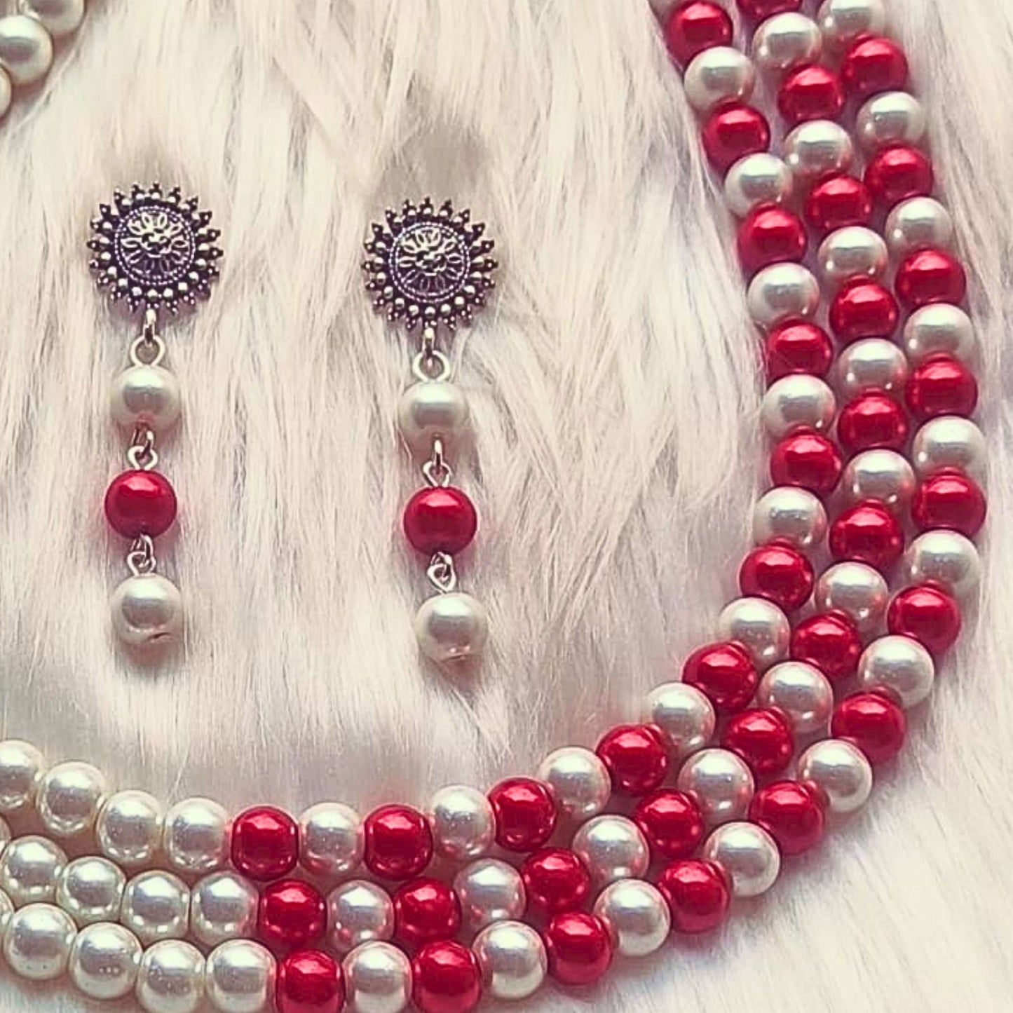 The ivory and scarlet necklace set