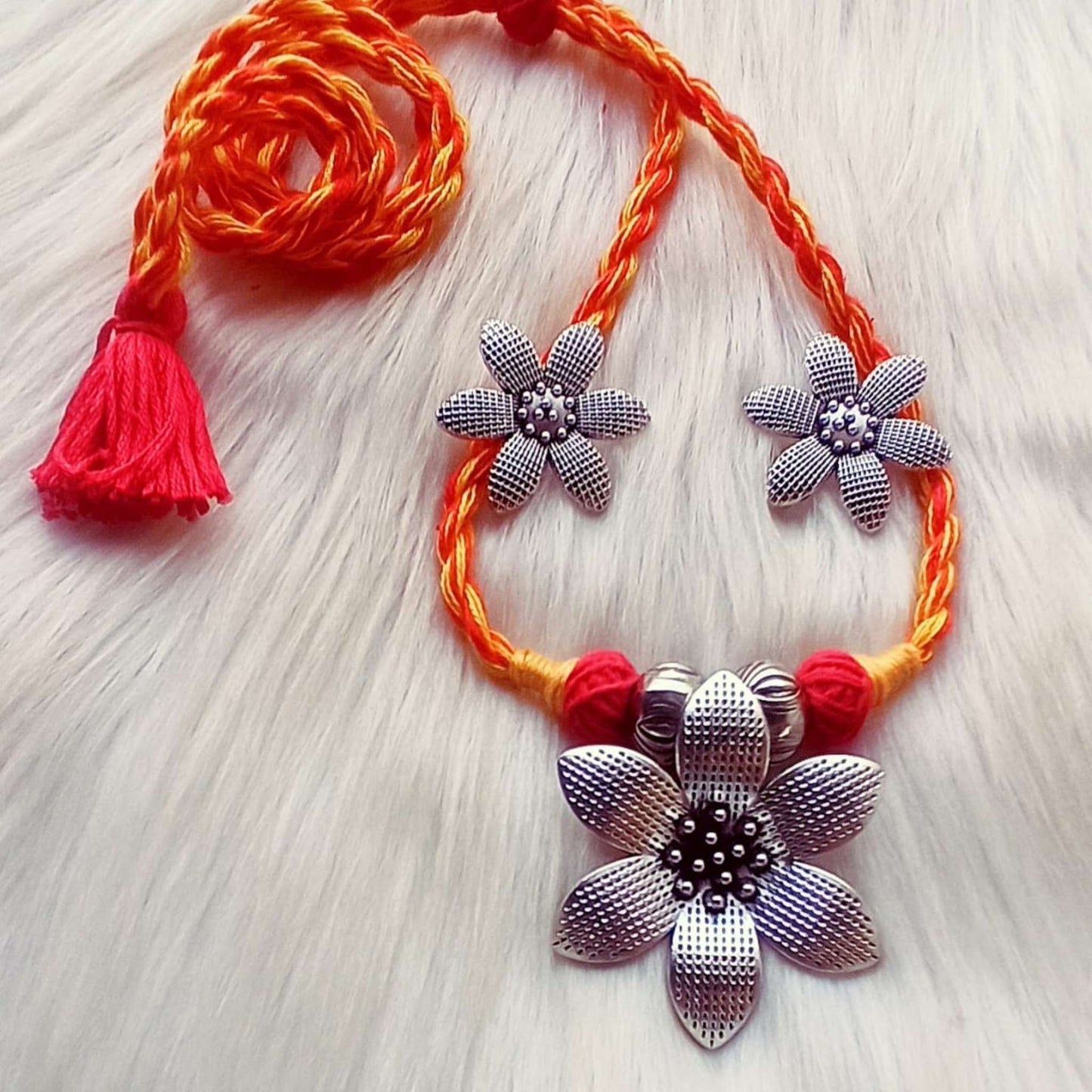 The Red and yellow flower necklace