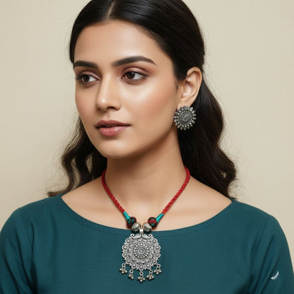 The  Red cod and flower necklace